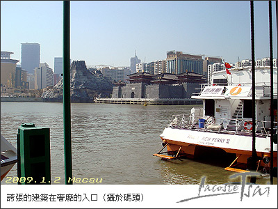 誇張的建築在奢靡的入口